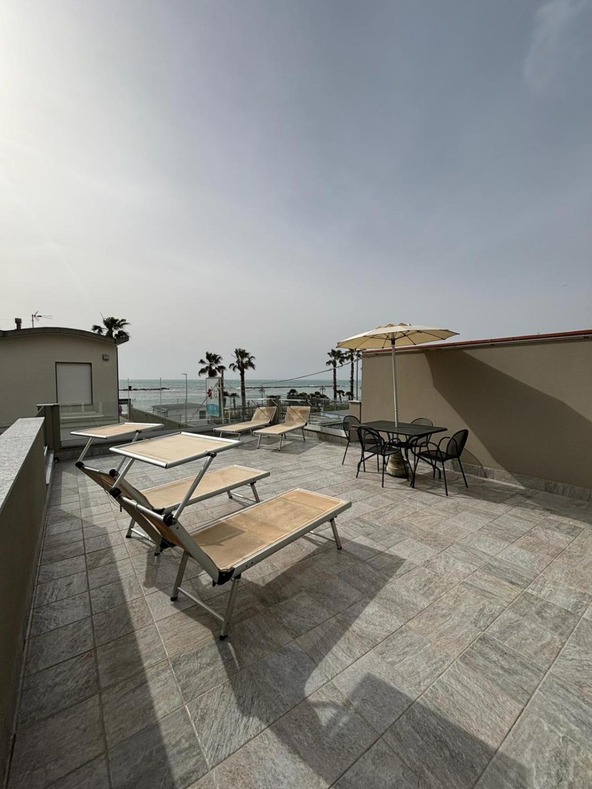 Hotel Delle Rose San Bartolomeo Al Mare Εξωτερικό φωτογραφία