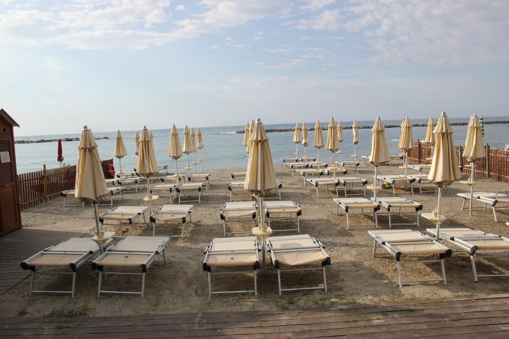 Hotel Delle Rose San Bartolomeo Al Mare Εξωτερικό φωτογραφία